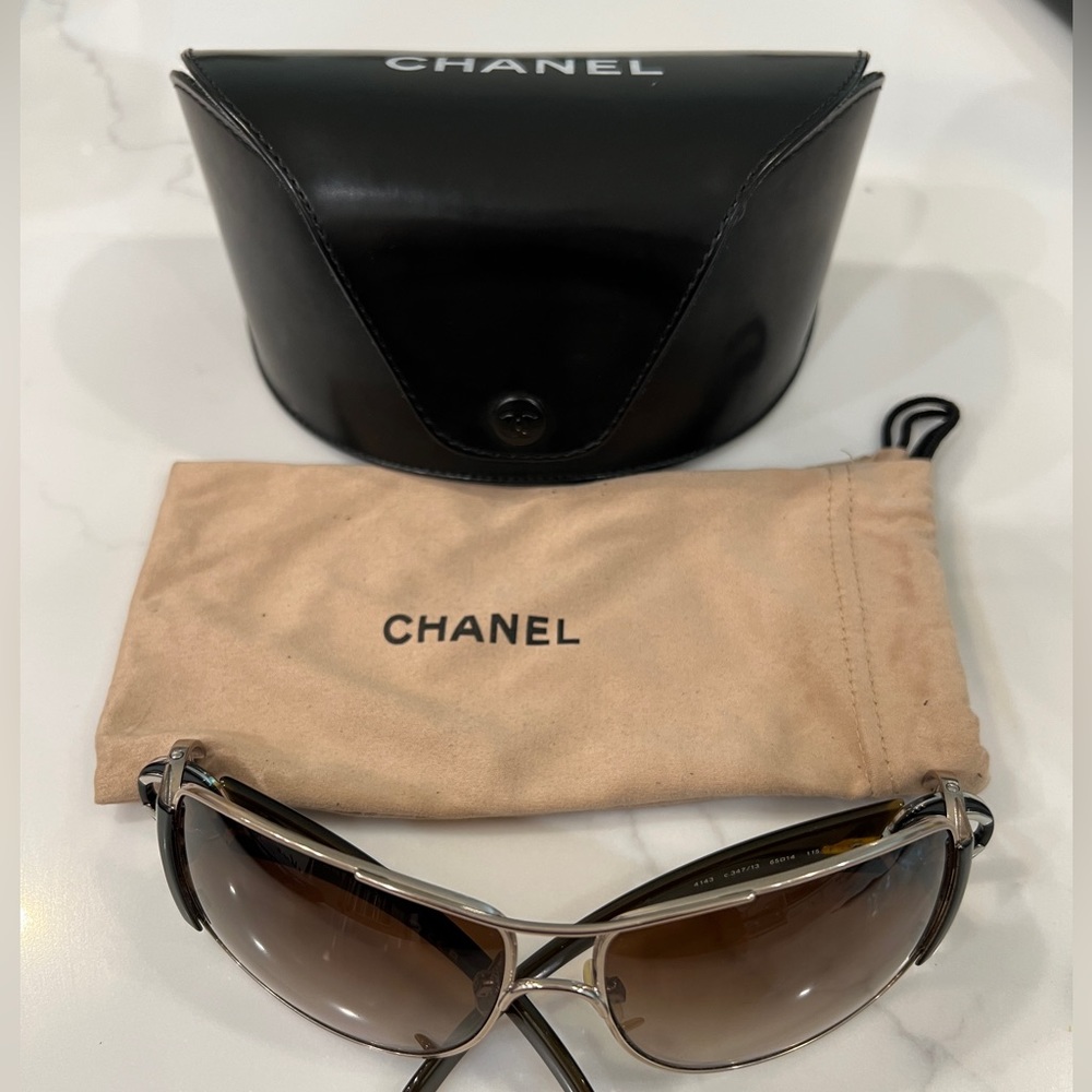 CHANEL women’s sunglasses. dark brown frames